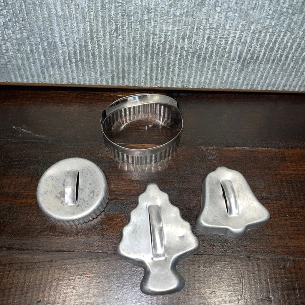 4 Vintage Aluminum Metal Christmas Tree Bell &‎ Serrated Cookie Cutter W/handles
